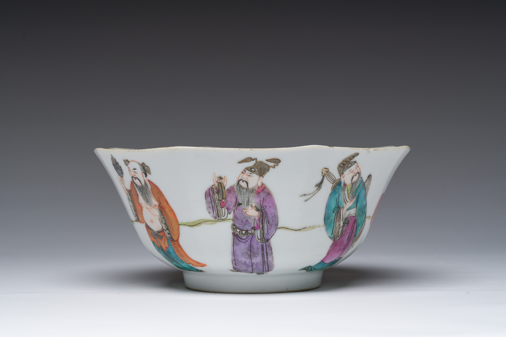 Een Chinese famille rose kom met onsterfelijken, Tongzhi merk en periode