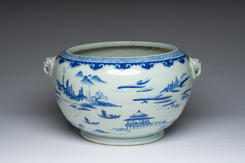 Een Japans blauw-witte Arita bassin met een berglandschap, Meiji, 19de eeuw