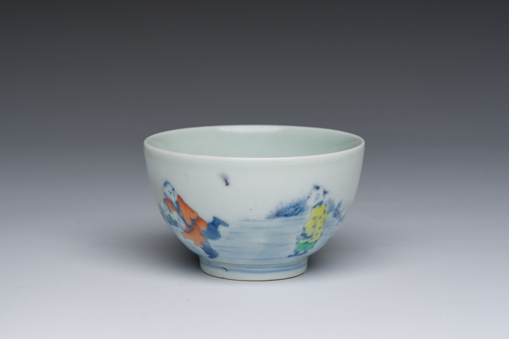 Bol &agrave; th&eacute; en porcelaine doucai &agrave; d&eacute;cor de gar&ccedil;ons jouant dans un paysage, marque de Wanli, 20&egrave;me si&egrave;cle