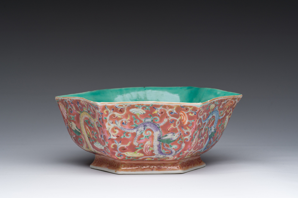 Bol de forme hexagonale en porcelaine de Chine famille rose &agrave; d&eacute;cor de dragons, marque et &eacute;poque de Tongzhi