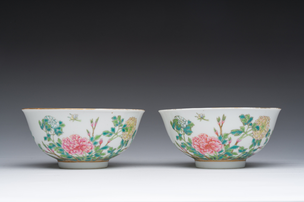 Paire de bols en porcelaine de Chine famille rose &agrave; d&eacute;cor de pivoines, marque de Jiangxi Zhen Pin, R&eacute;publique, 20&egrave;me si&egrave;cle