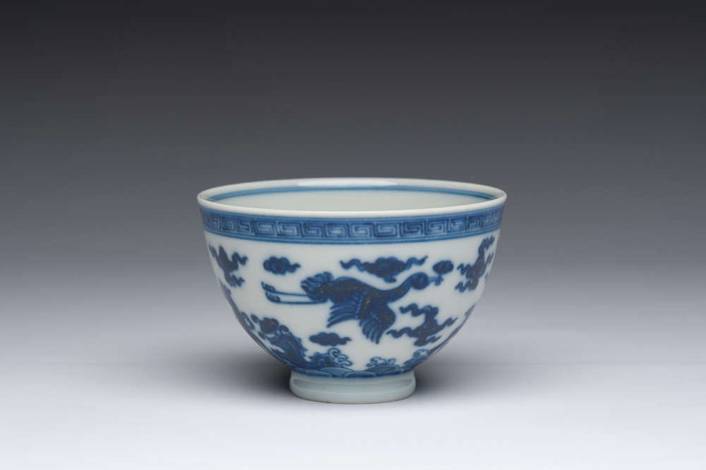 Een Chinese blauw-witte kom met mythische dieren, Yongzheng merk, 19de/20ste eeuw