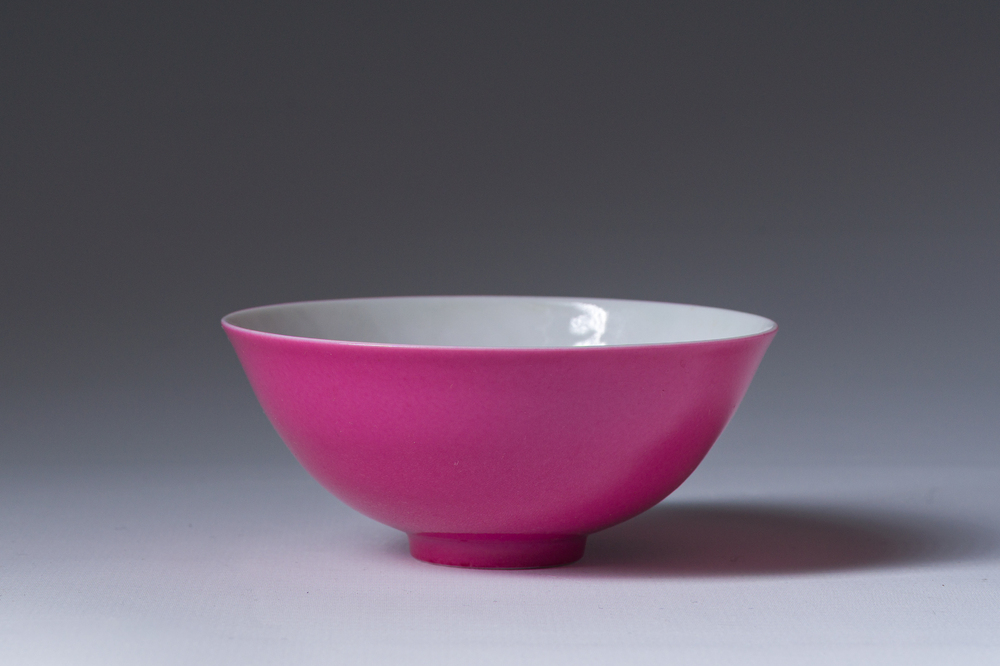 Bol en porcelaine de Chine en rose monochrome, marque de Yongzheng, R&eacute;publique