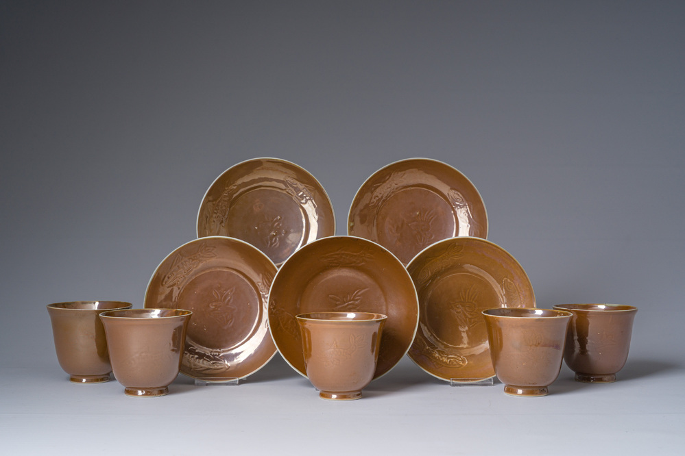 Vijf Chinese koppen en schotels met onderglazuur decor op capucijnbruine fondkleur, Qianlong