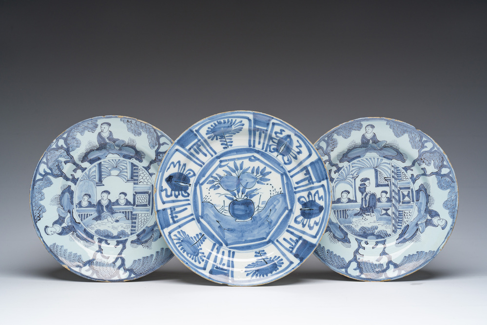 Drie blauw-witte Delftse borden met chinoiserie decor, 17de/18de eeuw