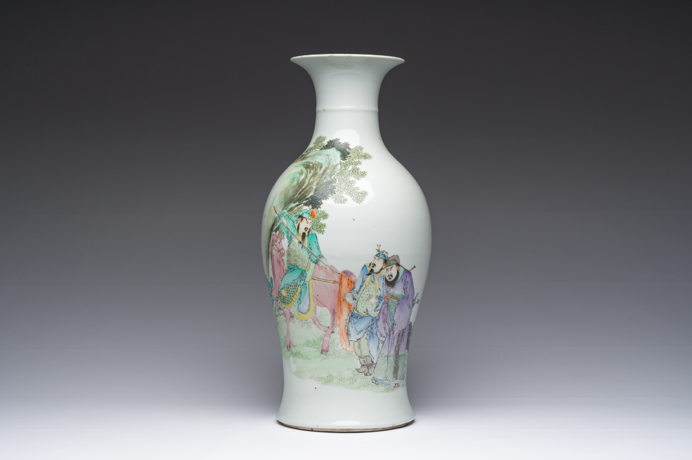 Een Chinese famille rose balustervaas met onsterfelijken, zes-karaktermerk, 20ste eeuw