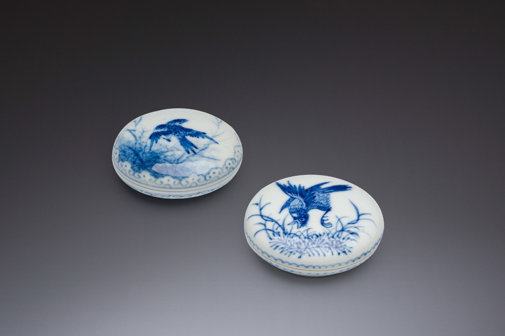 Deux bo&icirc;tes &agrave; p&acirc;te en porcelaine de Chine bleu et blanc dans le style de Wang Bu 王步, marque de Yongzheng, R&eacute;publique, 20&egrave;me si&egrave;cle