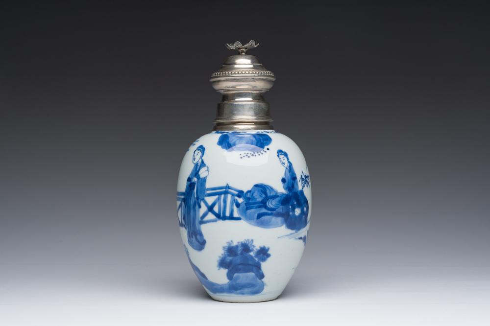 Bo&icirc;te &agrave; th&eacute; en porcelaine de Chine bleu et blanc &agrave; monture en argent hollandais, Kangxi