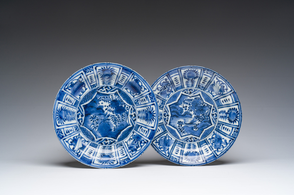 Paire d'assiettes en porcelaine Arita de Japon bleu et blanc dans le style des porcelaines Kraak, Edo, 17&egrave;me/19&egrave;me si&egrave;cle