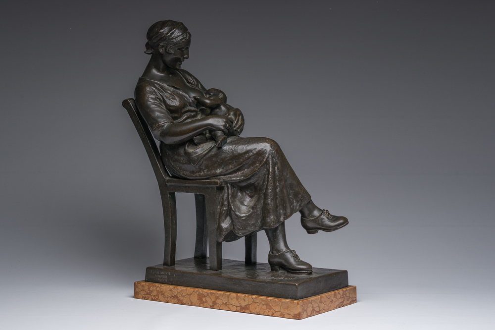 Otto De Beul (1845-1899): M&egrave;re et enfant, bronze &agrave; patin brune sur socle en marbre, marque de fonderie 'G. Paternotte fondeur Lembecq'
