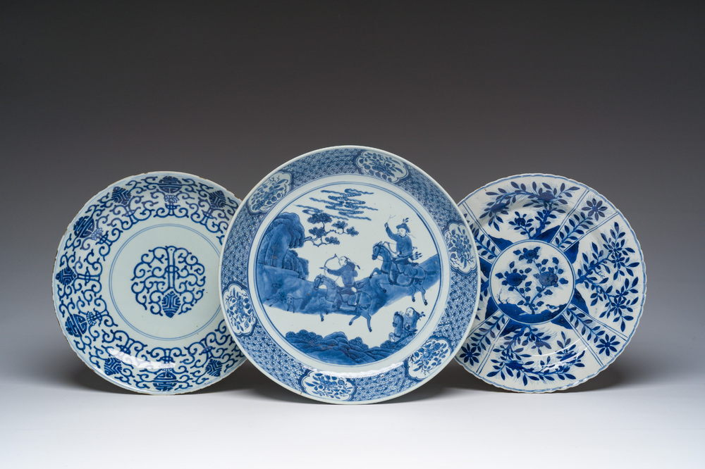 Drie Chinese blauw-witte schotels, 18de/19de eeuw