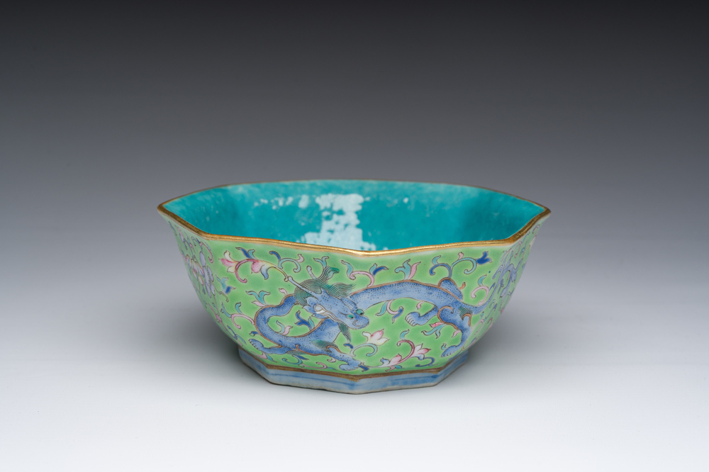 Bol de forme hexagonale en porcelaine de Chine famille rose &agrave; d&eacute;cor de dragons, marque et &eacute;poque de Tongzhi