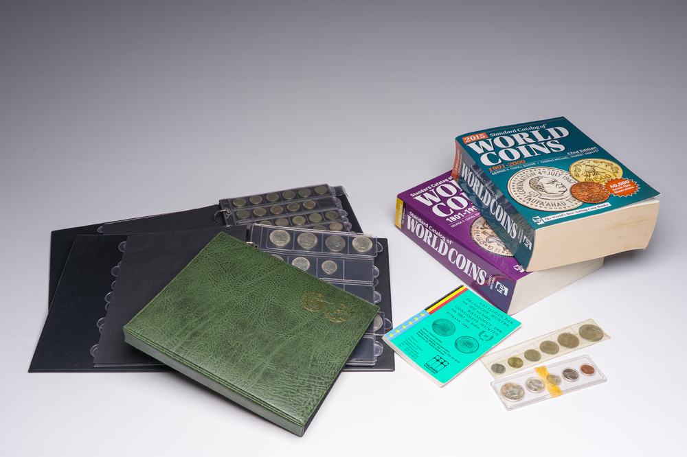 Collection vari&eacute;e de monnais et de fiches dont la plupart en argent, accompagn&eacute;e de trois publications, 19&egrave;me/20&egrave;me si&egrave;cle