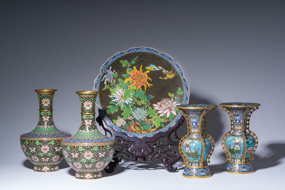 Deux paires de vases en &eacute;maux cloisonn&eacute;s et un plat &agrave; d&eacute;cor de papillons parmi des branches fleuries sur un support en bois, Chine, 20&egrave;me si&egrave;cle