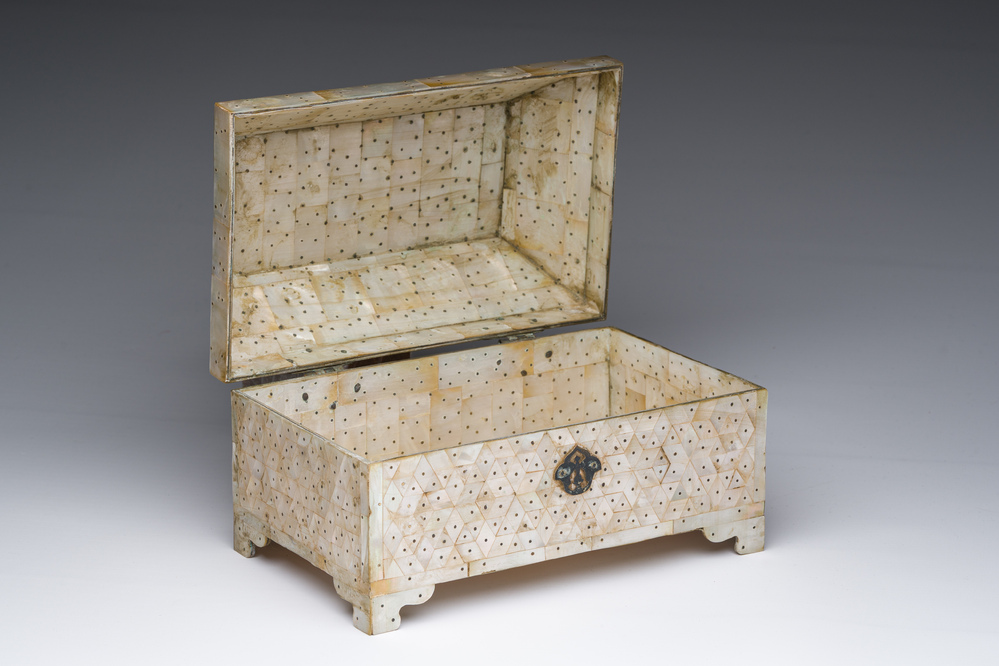 Coffret incrust&eacute; de nacre, Inde, probablement Gujarat, 18&egrave;me si&egrave;cle