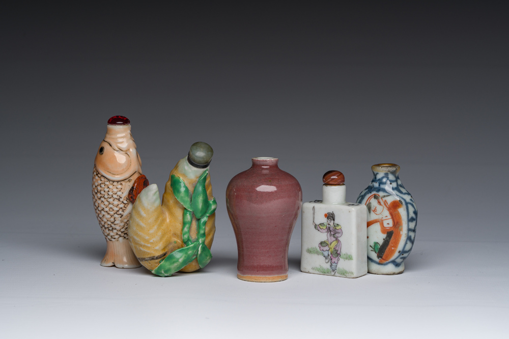 Five Chinese porcelain snuff bottles, 19th/20th C.
