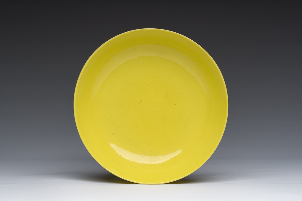 Een Chinese monochrome gele schotel, 18de/19de eeuw