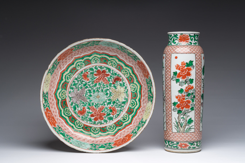 Assiette et vase de forme rouleau en porcelaine de Chine famille verte &agrave; d&eacute;cor floral, Kangxi et post&eacute;rieur