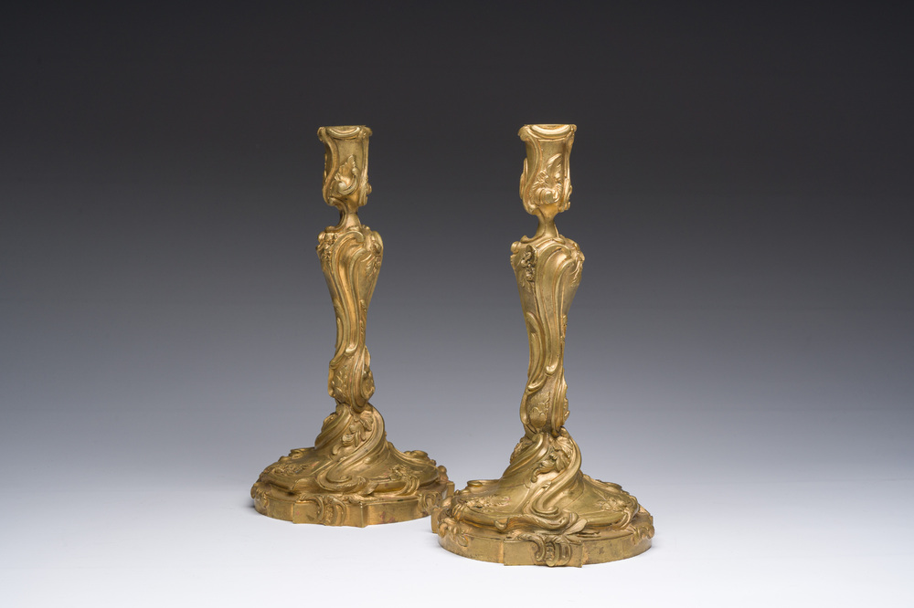 Een paar Franse verguld bronzen Lodewijk XV-stijl kandelaars met floraal decor, 19de eeuw