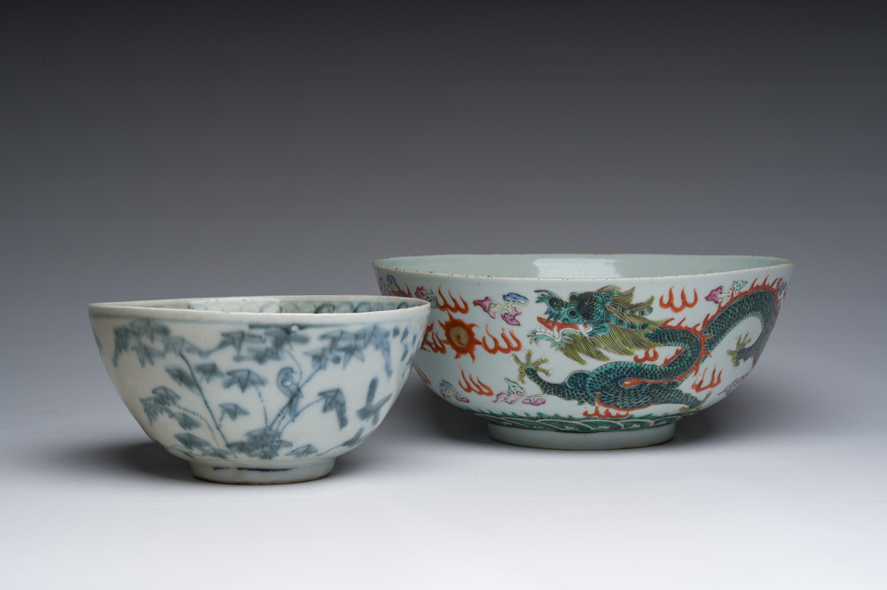 Bol en porcelaine de Chine bleu et blanc dit 'de Swatow' et un bol rose-verte &agrave; d&eacute;cor de dragons, 19&egrave;me si&egrave;cle