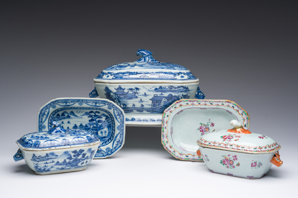 Drie Chinese blauw-witte en famille rose dekselterrines met twee onderschotels, Qianlong