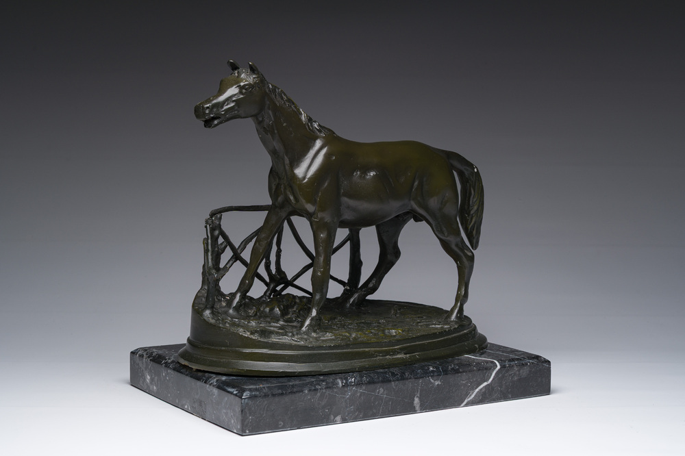 Pierre-Jules M&egrave;ne (1810-1879): Een paard aan een afsluiting, groengepatineerd brons op een marmeren basis, tweede helft 20ste eeuw