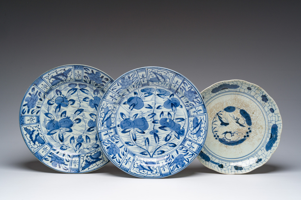 Three Japanese blue and white Arita dishes with floral design, Edo, 17th/19th C.