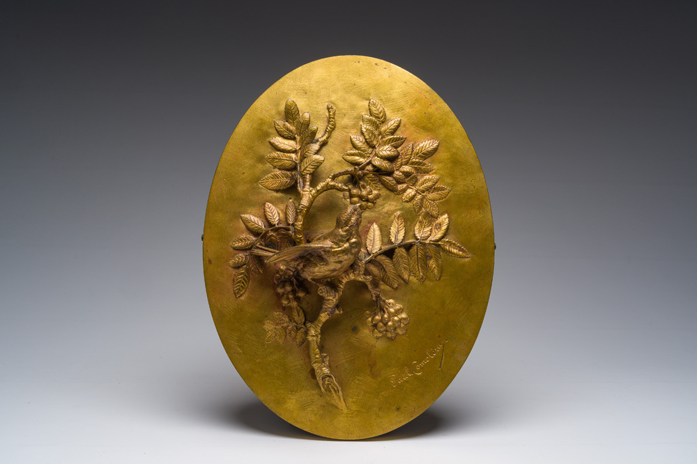 Paul Comol&eacute;ra (1813-1890): Een plaquette met reli&euml;fdecor van een vogel op een bloesemtak, verguld brons