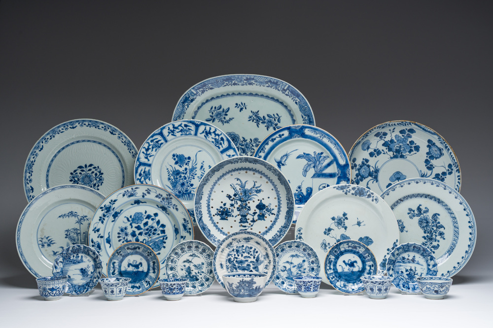 Een gevarieerde collectie Chinees blauw-wit porselein, Kangxi/Qianlong