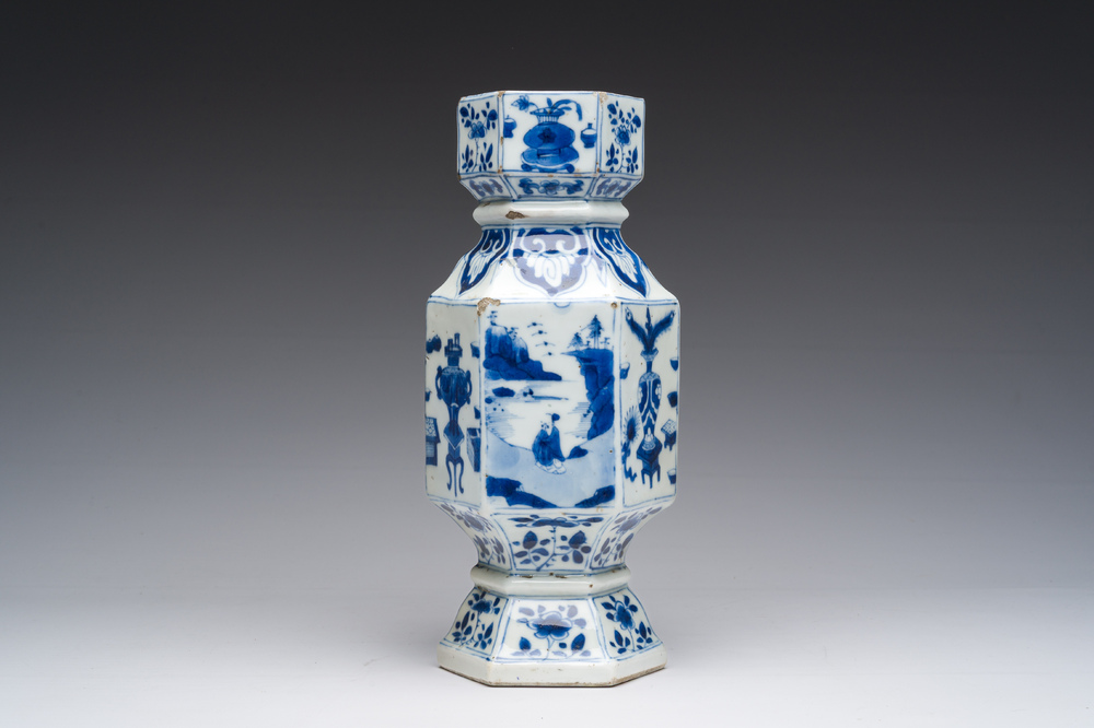 Een hexagonale Chinese blauw-witte vaas met figuren in een landschap en antiquiteiten, Kangxi