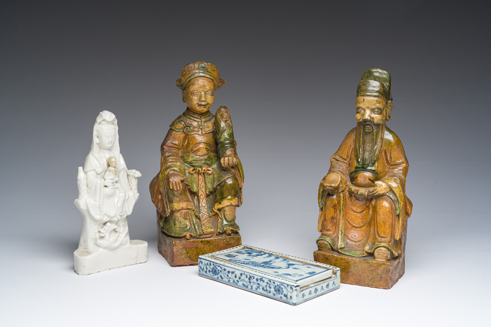 Een paar Chinese sancai figuren, een Dehua blanc de Chine Guanyin en een blauw-witte dekseldoos, Kangxi en later