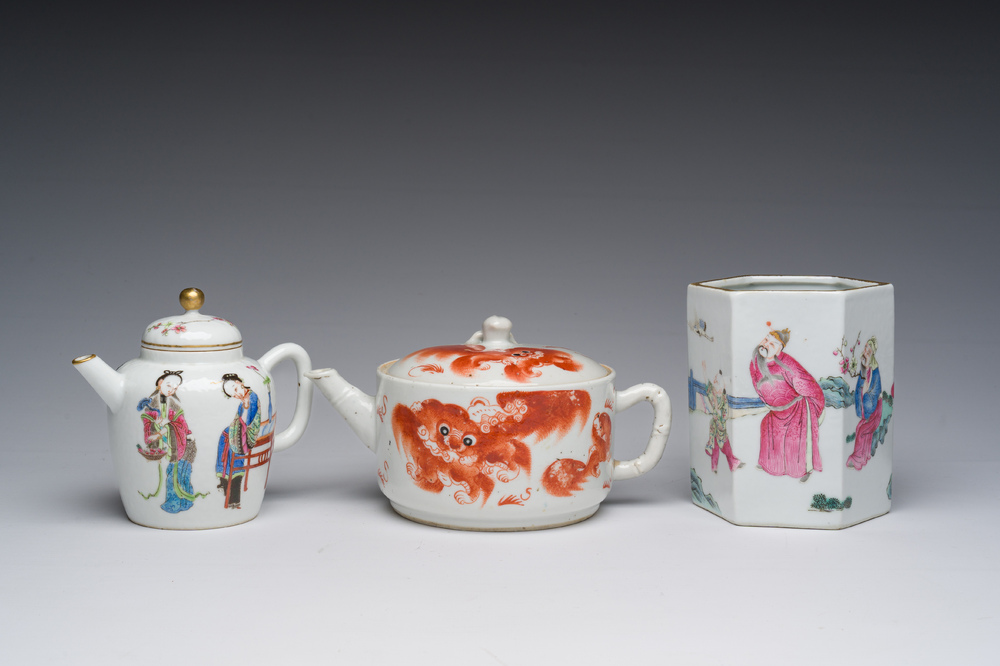 Twee Chinese famille rose en ijzerrode theepotten met deksel en een hexagonale penselenbeker met figuratief decor, 19de/20ste eeuw