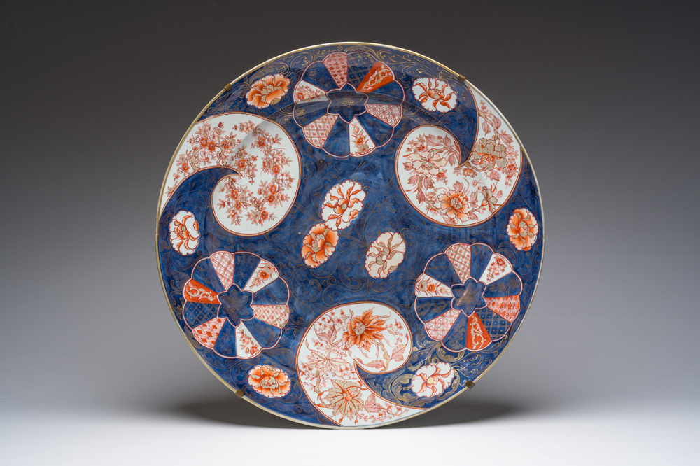 Grand plat en porcelaine Imari de Japon &agrave; d&eacute;cor floral, Meiji, 19&egrave;me si&egrave;cle
