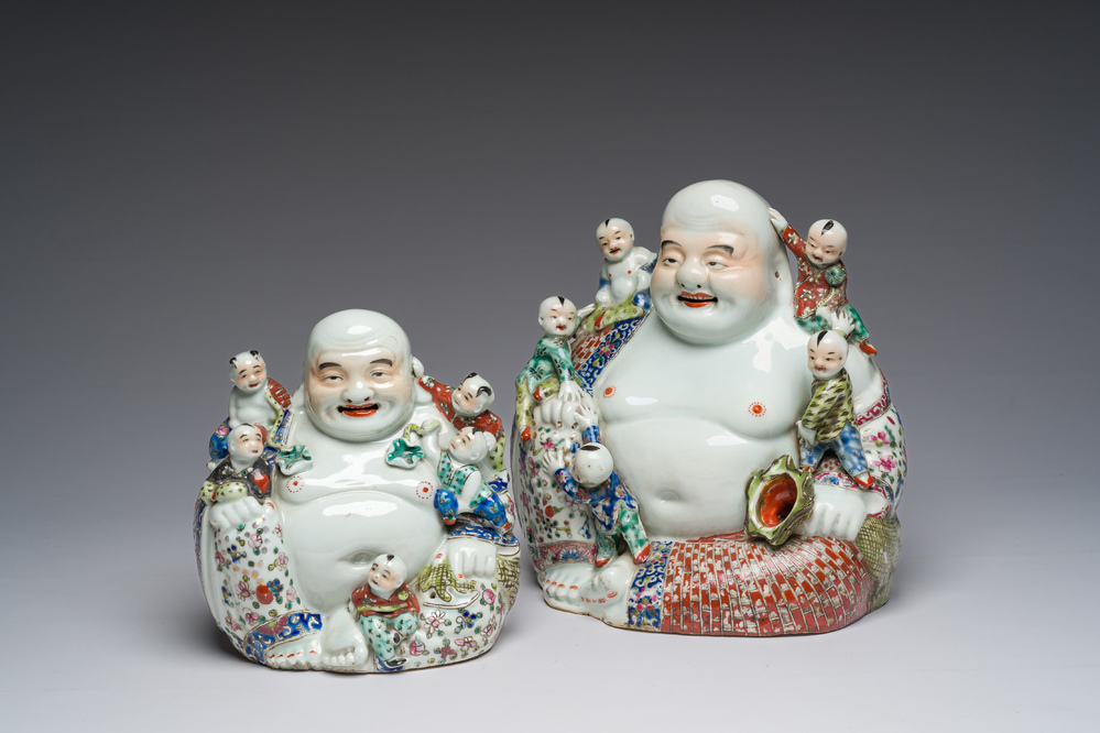 Deux figures de Bouddha avec enfants en porcelaine de Chine famille rose, 19&egrave;me/20&egrave;me si&egrave;cle