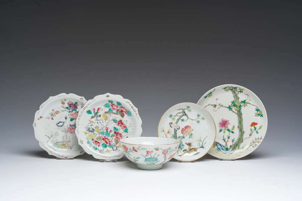 Vier Chinese famille rose borden en een kom met dieren en floraal decor, 19de/20de eeuw