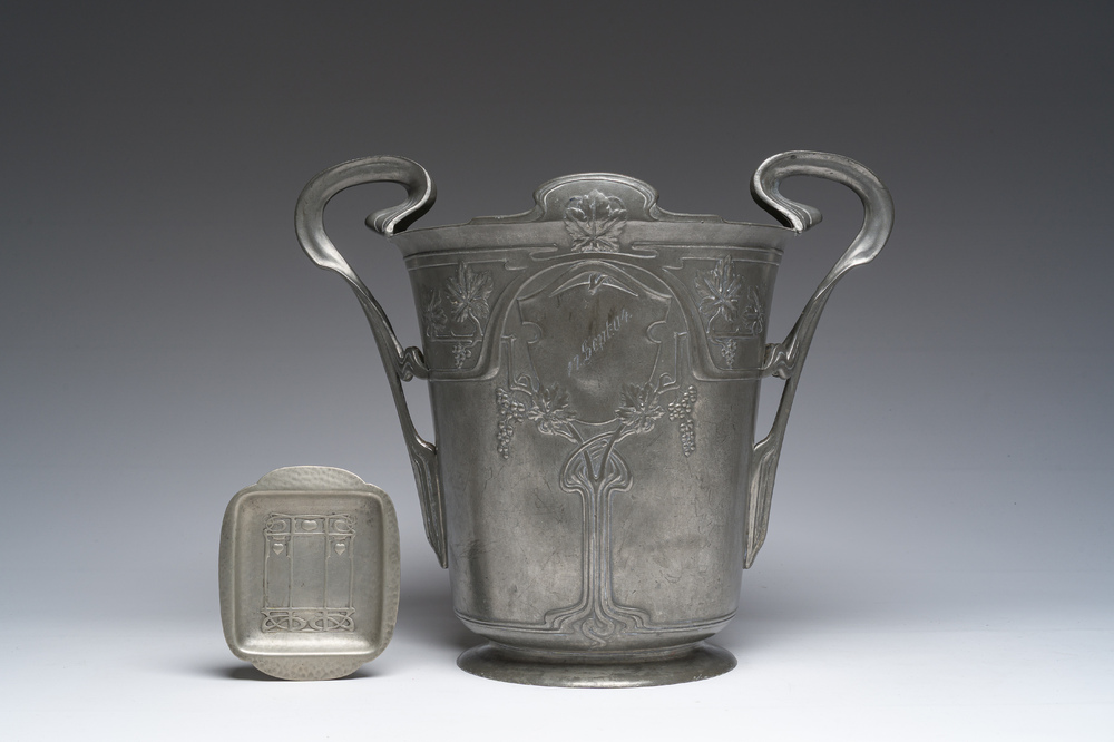 Een continentale tinnen art-nouveauchampagnekoeler en een Engels tinnen Liberty &amp; Co schaaltje, vroeg 20ste eeuw