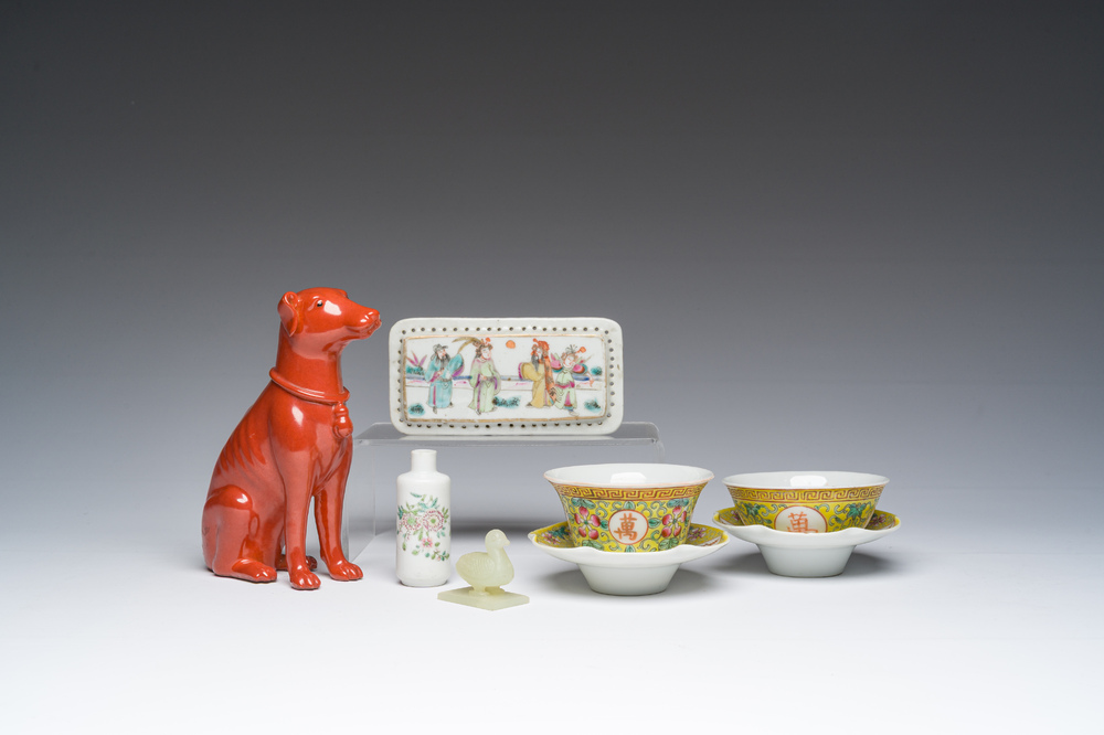 Collection vari&eacute;e en porcelaine de Chine famille rose et rouge monochrome et un canard en jade, 19&egrave;me/20&egrave;me si&egrave;cle