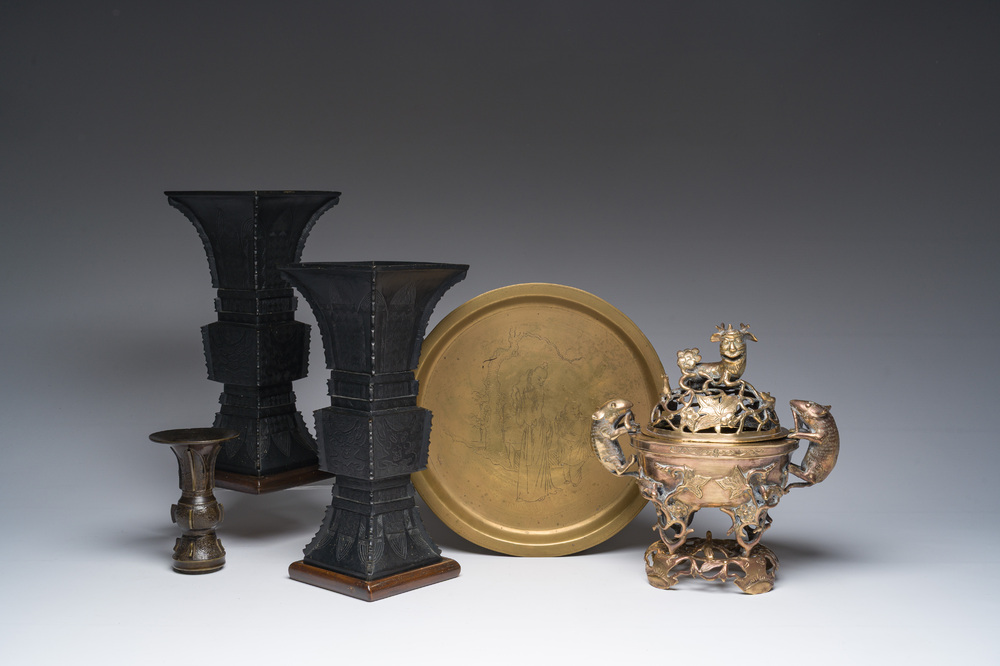 Een Chinese opengewerkte bronzen wierookbrander, een schotel met gegraveerd decor en drie vazen, 19de/20ste eeuw