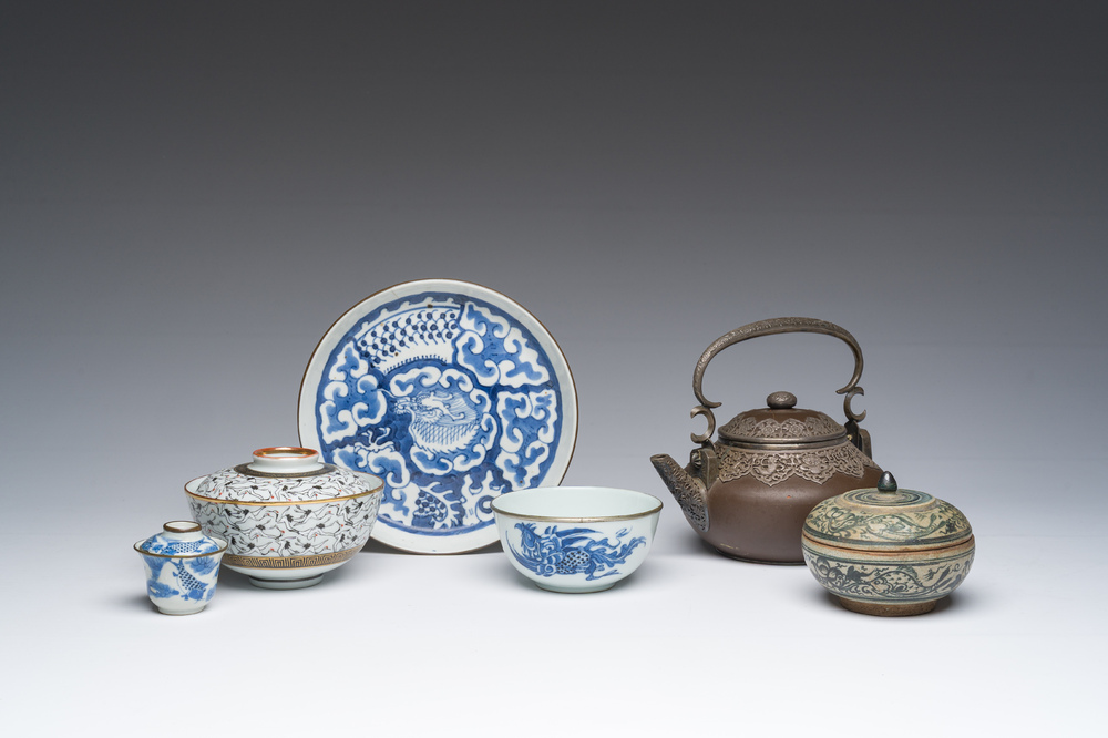 Een diverse collectie porselein en steengoed, China, Vietnam en Thailand, 16de/20ste eeuw