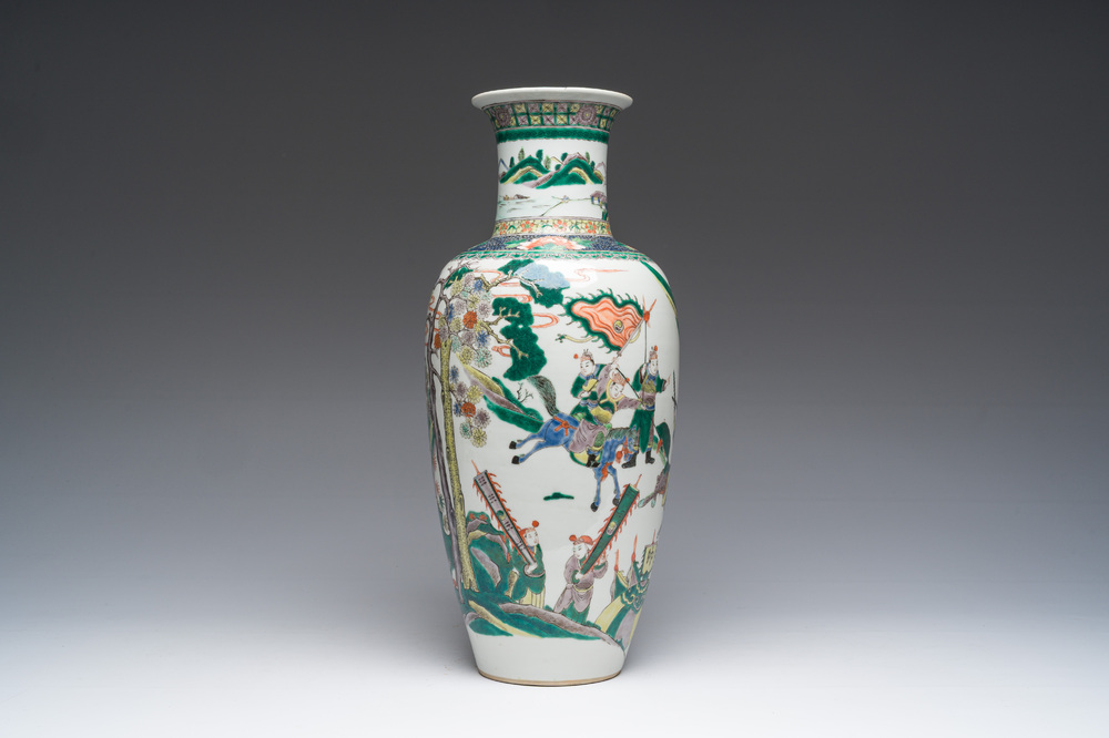 Een Chinese famille verte vaas met strijdsc&egrave;nes rondom, Kangxi merk, 19de eeuw