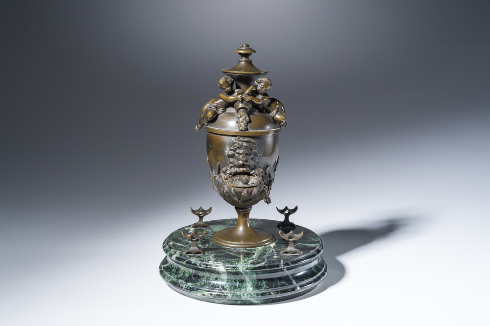 Lampe &agrave; huile en forme de fontaine avec une corne d'abondance, bronze &agrave; patine brune sur un socle en marbre vert de mer, fin du 19&egrave;me s.