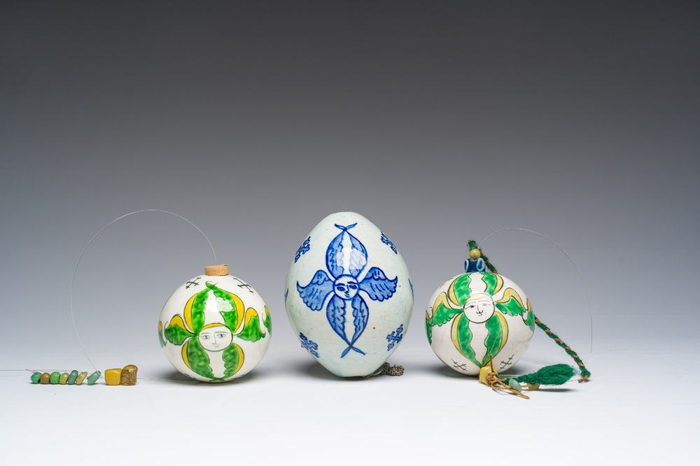 Een blauw-witte ovalen en twee polychrome ronde hangende ornamenten, Kutahya, Turkije, 18de/19de eeuw