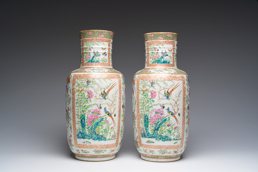Paire de vases en porcelaine de Chine famille rose de Canton &agrave; d&eacute;cor d'oiseaux et de papillons parmi des branches fleuries et des antiquit&eacute;s, 19&egrave;me s.