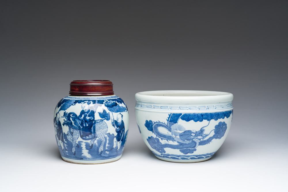 Een Chinese blauw-witte dekselpot en een wierookbrander met drakendecor, 19de/20ste eeuw