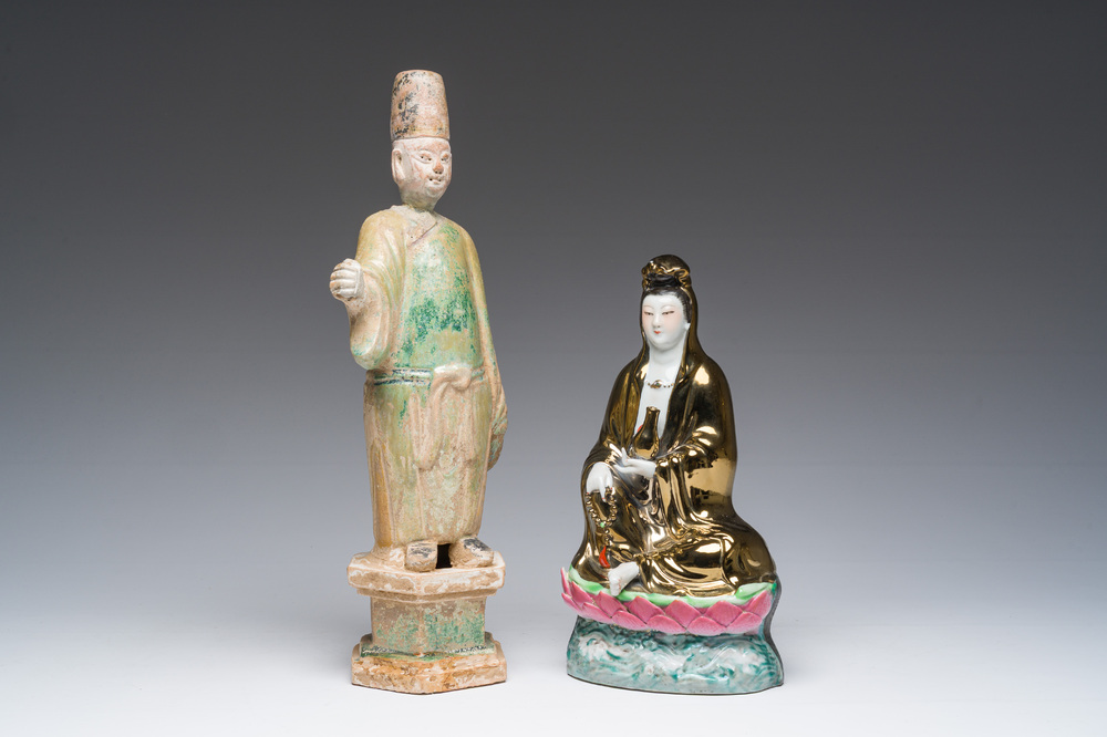 Een Chinese groen-geglazuurde aardewerken tempelwachter en een famille rose Guanyin, wellicht Ming en 20ste eeuw