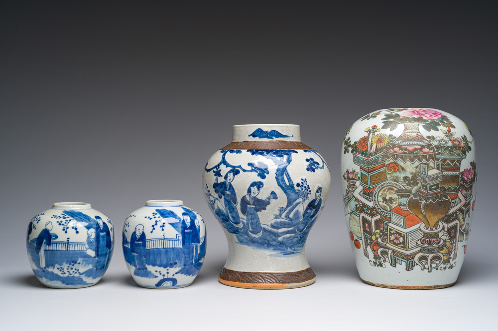 Drie Chinese blauw-witte vazen en een qianjiang cai dekselpot met antiquiteiten, 19de/20ste eeuw