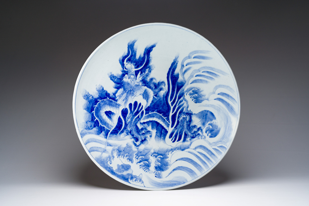 Imposant plat en porcelaine de Japon bleu et blanc &agrave; d&eacute;cor de dragon, probablement Arita, Meiji, 19&egrave;me si&egrave;cle
