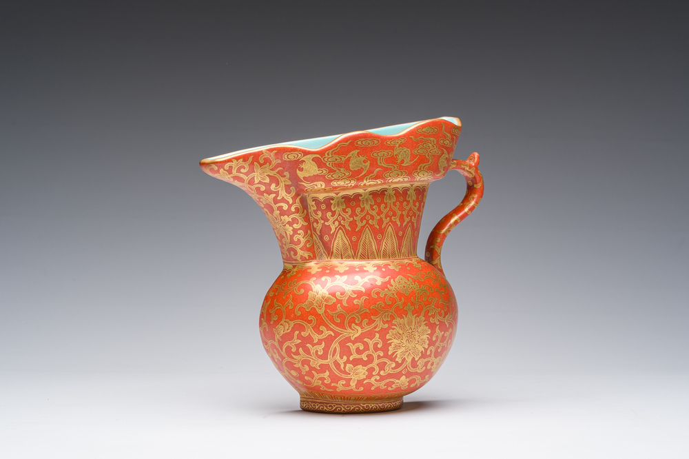 Vase &agrave; suspendre en porcelaine de Chine &agrave; d&eacute;cor dor&eacute; de rinceaux de lotus sur fond rouge de corail, marque de Qianlong, 20&egrave;me si&egrave;cle