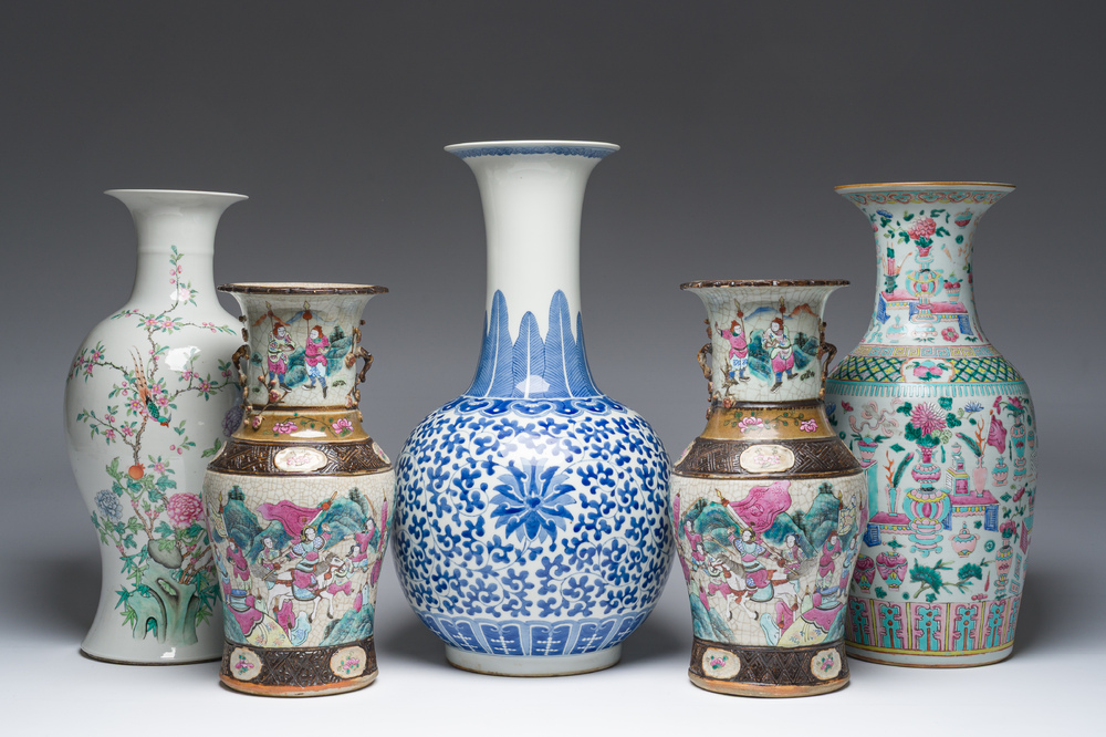 Five Chinese blue, white and famille rose vases, 19th/20th C.