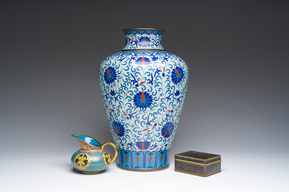 Vase de forme 'meiping', une verseuse et une bo&icirc;te couverte en &eacute;maux cloisonn&eacute;s, Chine, 19&egrave;me/20&egrave;me si&egrave;cle